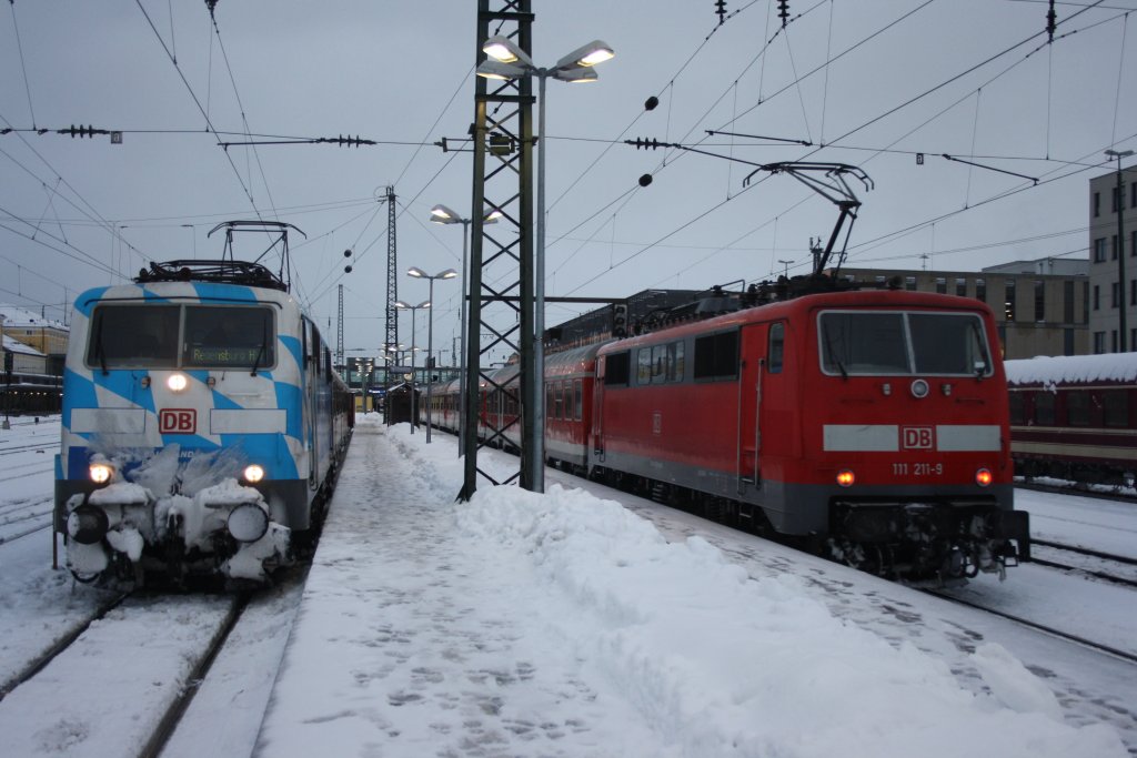 111 017 + 111 211 am 11.12.2010 im Bahnhof von Regensburg