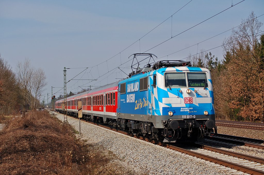 111 017   Maxl   ist als RE unterwegs nach Salzburg.
Aufgenommen am 25.03.2011 in Vaterstetten.