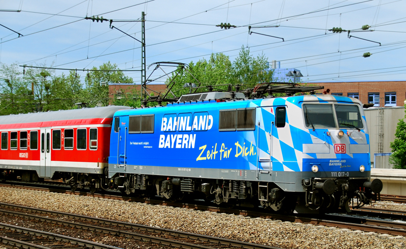 111 017-0,  Maxl , war auch unterwegs. Aufgenommen am 11.05.12, bei der Durchfahrt durch den Heimeranplatz.