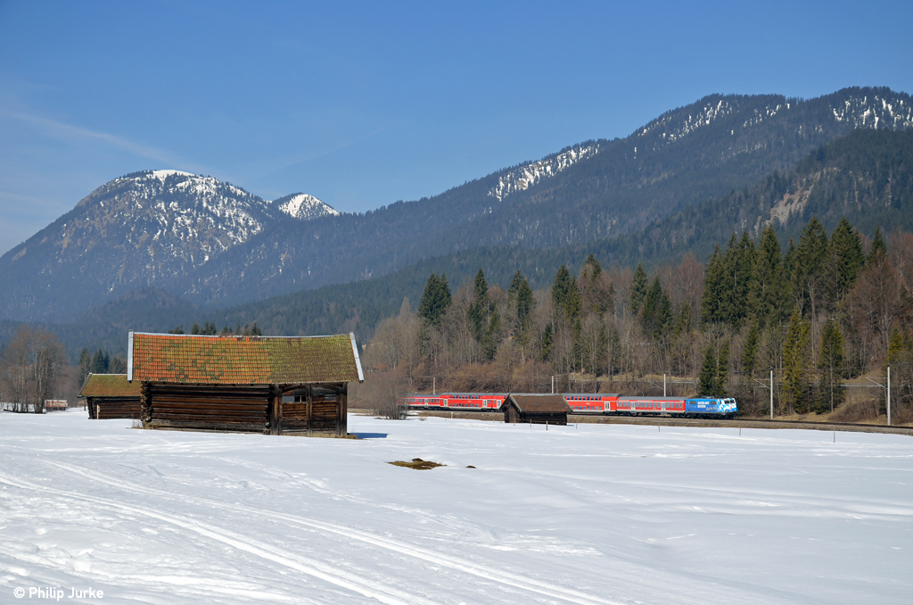 111 017-0 mit der RB 59509 von M�nchen nach Mittenwald am 04.04.2013 bei Klais.