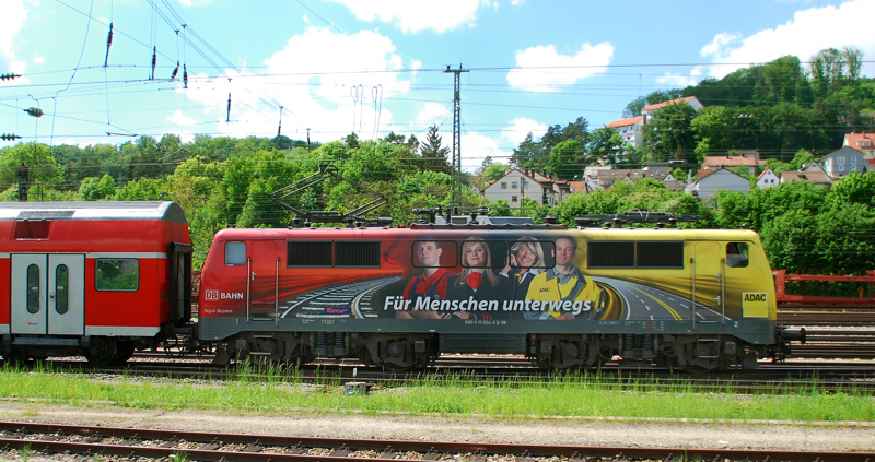 111 024-6, ADAC, aufgenommen am 18.05.13, bei der Ausfahrt in Treuchtlingen. Kurz darauf wurde der Zug samt Lok �ber Pfingsten abgestellt. Fotografensicher, hinter einem Autotransporter-Leerzug versteckt.