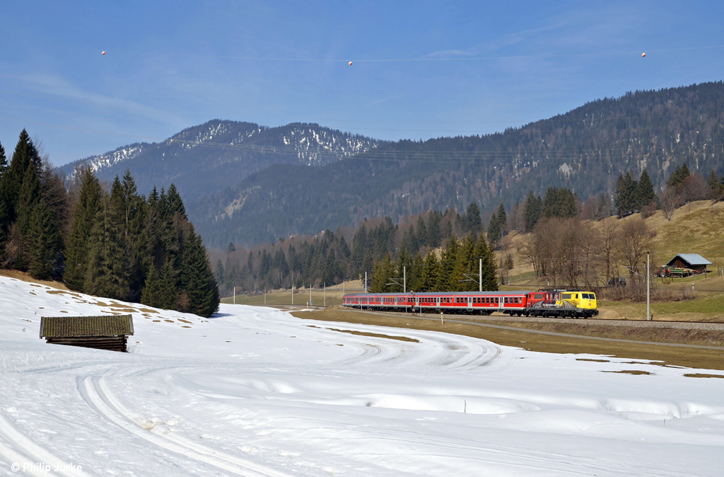 111 024-6 mit der RB 5417 von M�nchen nach Innsbruck am 04.04.2013 bei Klais.