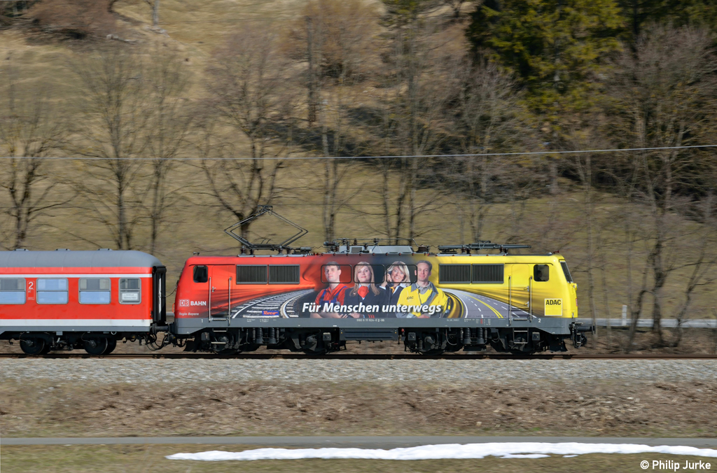 111 024-6 mit der RB 5417 von M�nchen nach Innsbruck am 04.04.2013 bei Klais.