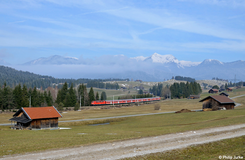 111 025-3 mit der RB 5413 von M�nchen nach Innsbruck am 02.04.2013 bei Schmal-See.