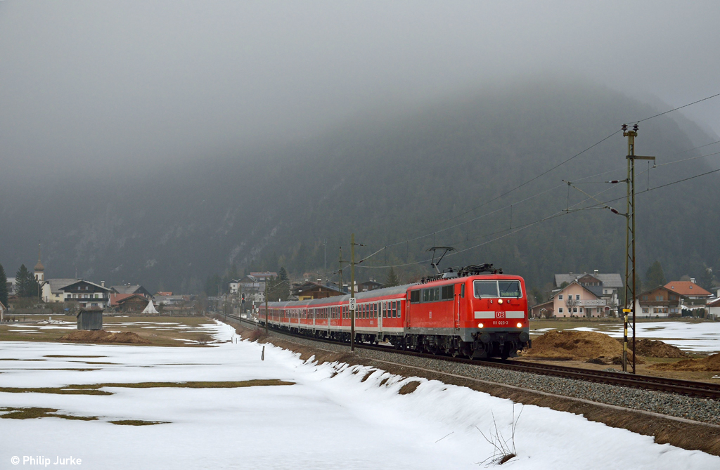 111 025-3 mit der RB 5425 von Garmisch-Partenkirchen nach Innsbruck am 02.04.2013 bei Scharnitz.
