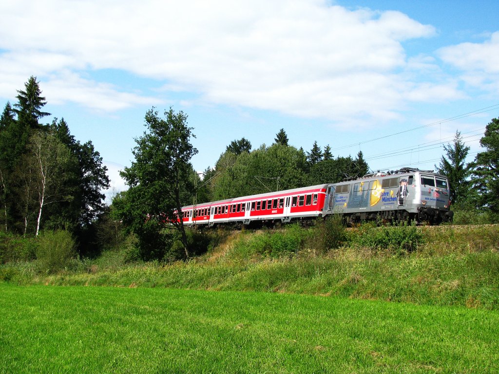 111 027 mit der Werbefolie   850 Jahre M�nchen   unterwegs als RE nach Salzburg Hbf.
Aufgenommen bei Weiching am 05.09.2010.