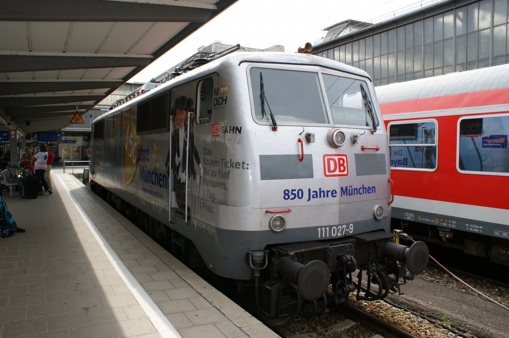 111 027 steht in M�nchen abgestellt. Aktuell ist die Lok schon wieder in verkehrsrot unterwegs.
(31.07.2009)
