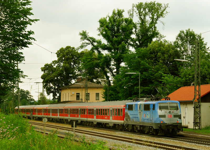 111 031-1, schiebt ihre RB durch den Bahnhof A�ling, Obb. Aufgenommen am 12.06.11.