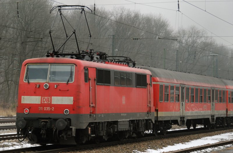 111 035-2, aufgenommen am 22.01.10, bei der Durchfahrt durch Neuoffingen, Strecke Ulm-Augsburg.