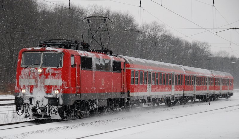 111 036-0, aufgenommen am 28.01.10, bei der Durchfahrt durch Neuoffingen, Strecke Ulm-Augsburg.