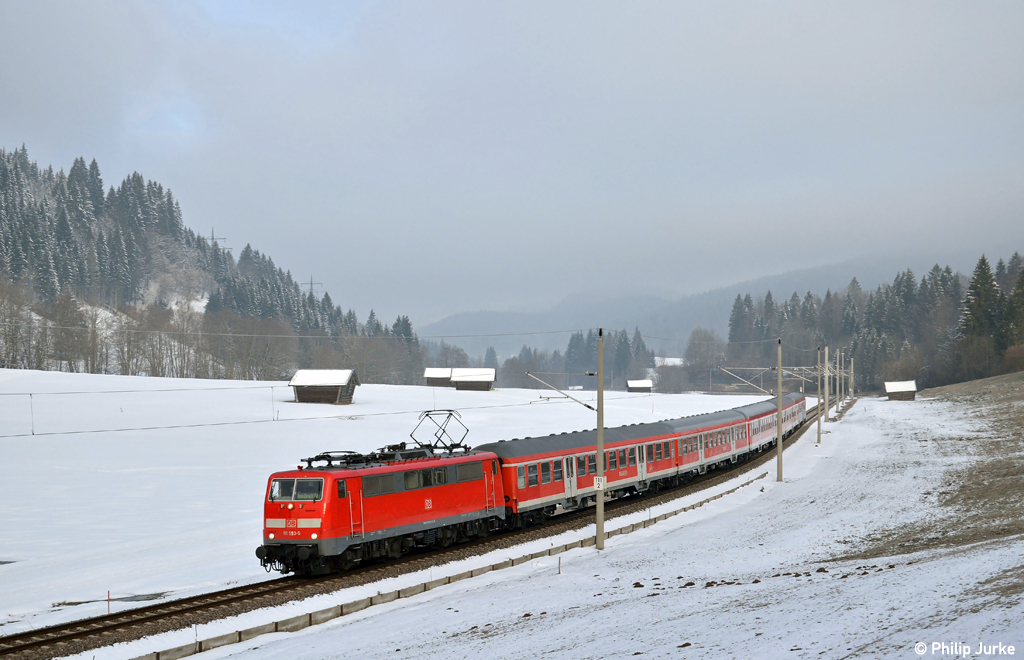111 053-5 mit der RB 59503 von M�nchen nach Innsbruck am 02.04.2013 bei Klais.