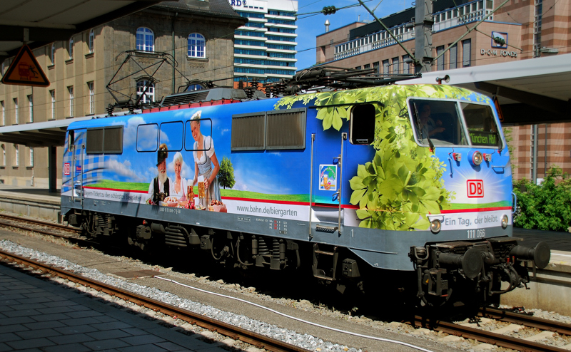111 066, aufgenommen in ihrem nagelneuen  200 Jahre Biergarten -kleid auf der Anfahrt zur Taufe auf Gleis 35 im Hbf M�nchen, am 11.05.12. 