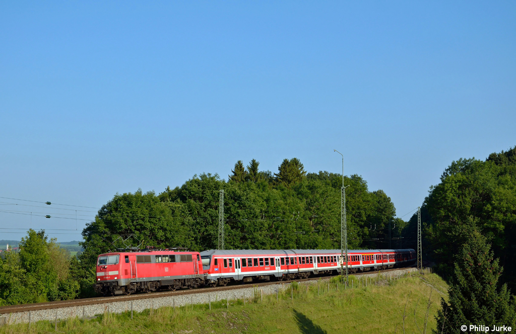 111 068-3 + 111 006-3 mit der RB 54906 nach M�nchen am 27.07.2012 in A�ling.