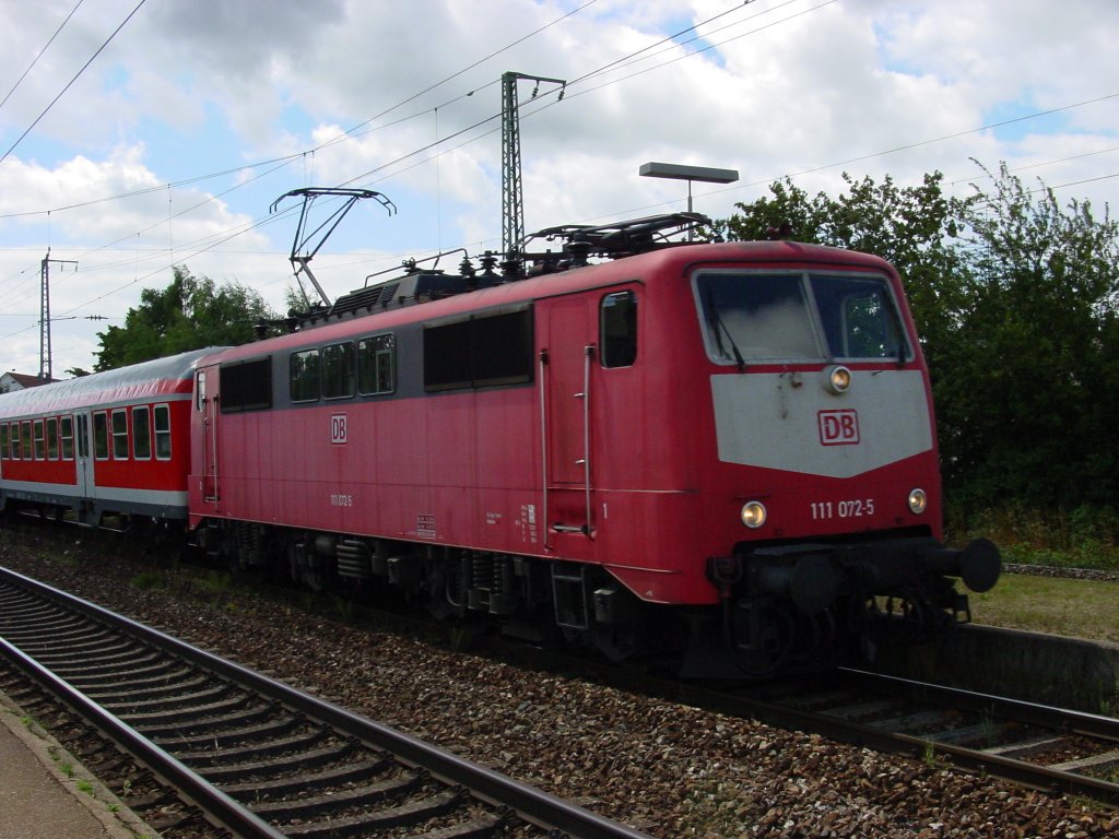 111 072 mit RB nach Dinkelscherben in Augsburg-Oberhausen(09.07.2004)