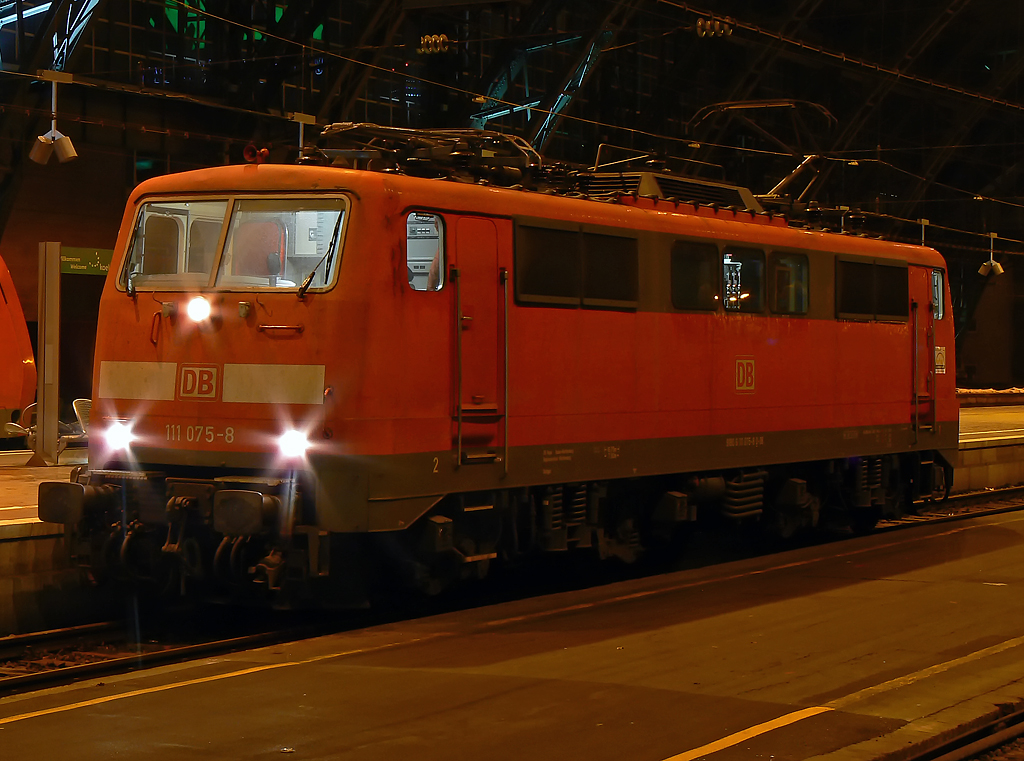 111 075-8 nach dem Abkuppeln vom Steuerwagen und Abfahrt des RE9 an Gleis 3 in K�ln Hbf am 02.01.2011