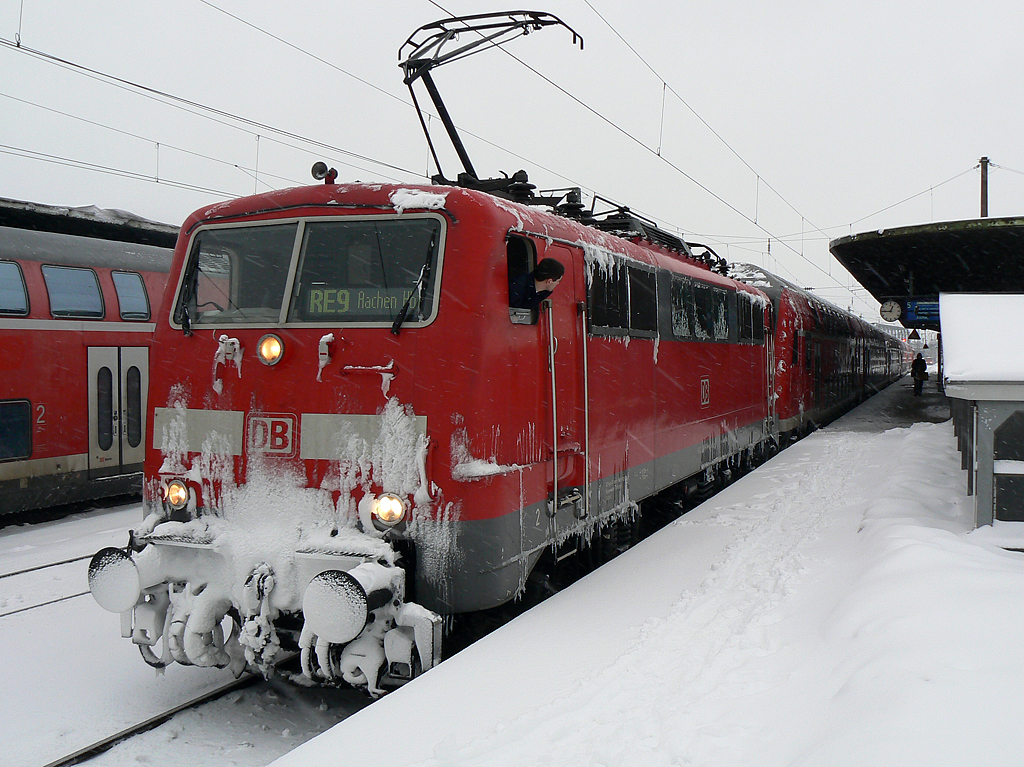 111 077 am RE9 nach Aachen Hbf. im winterlichen K�ln Messe/Deutz am 24.12.2010