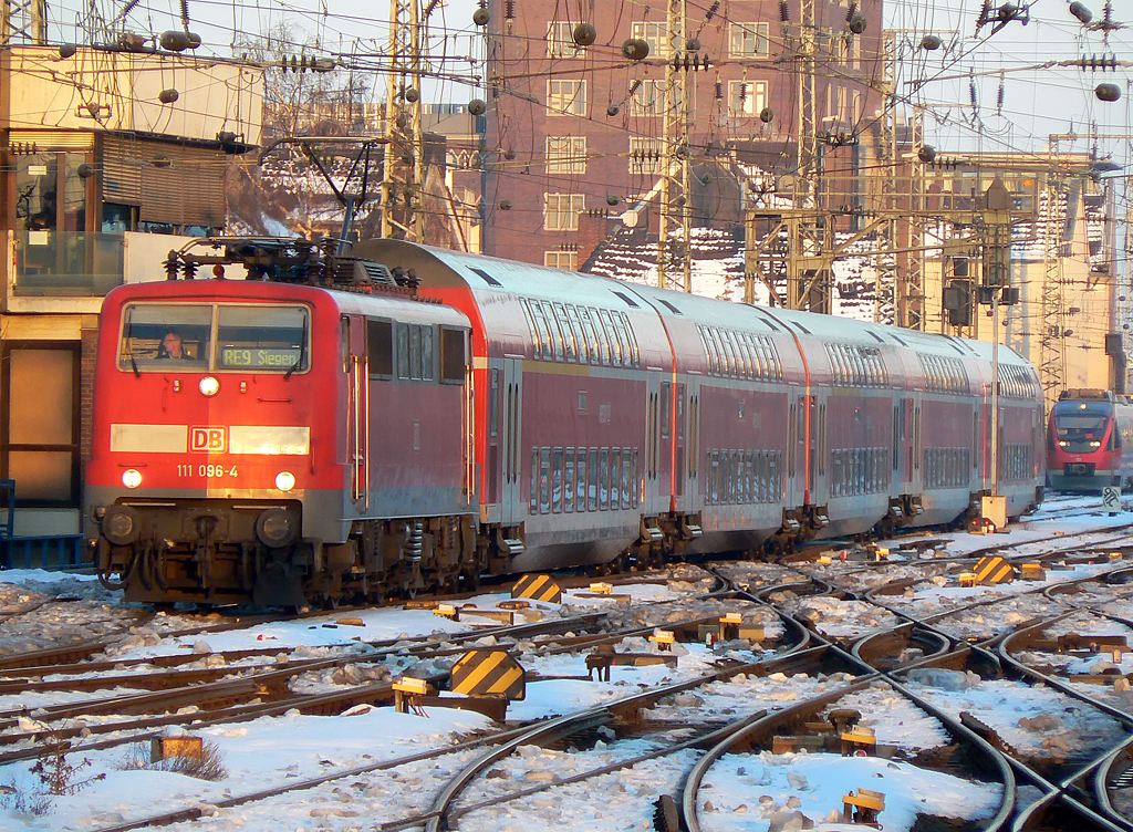 111 096-4 am RE9 in K�ln Hbf am 30.12.2010