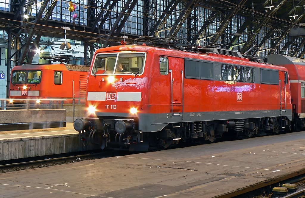 111 112 wartet mit einer BR 112 auf Ausfahrt in K�ln Hbf. am 02.01.2010