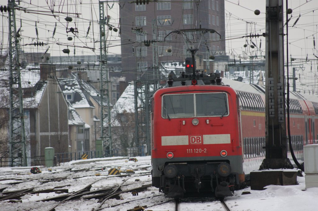 111 120-2 mit einem Personenzug bei der Ausfahrt in K�ln-Hbf am 27.12.2010.