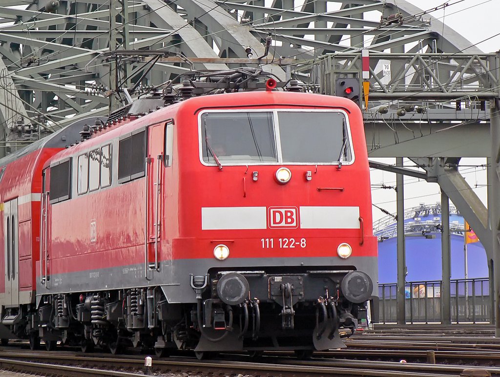 111 122-8 auf dem Weg von K�ln Hbf rtg Deutz am 15.03.2010