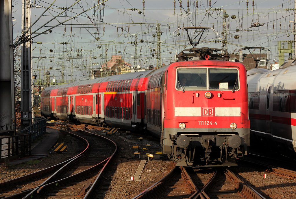 111 124-4 am RE9 bei der Einfahrt in K�ln Hbf am 10.12.2011