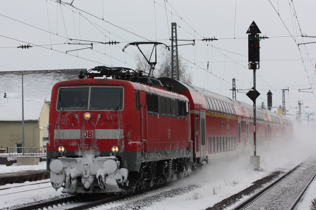 111 124-4 kommt am 25.12.2010 durch einen unbekannten Bahnhof