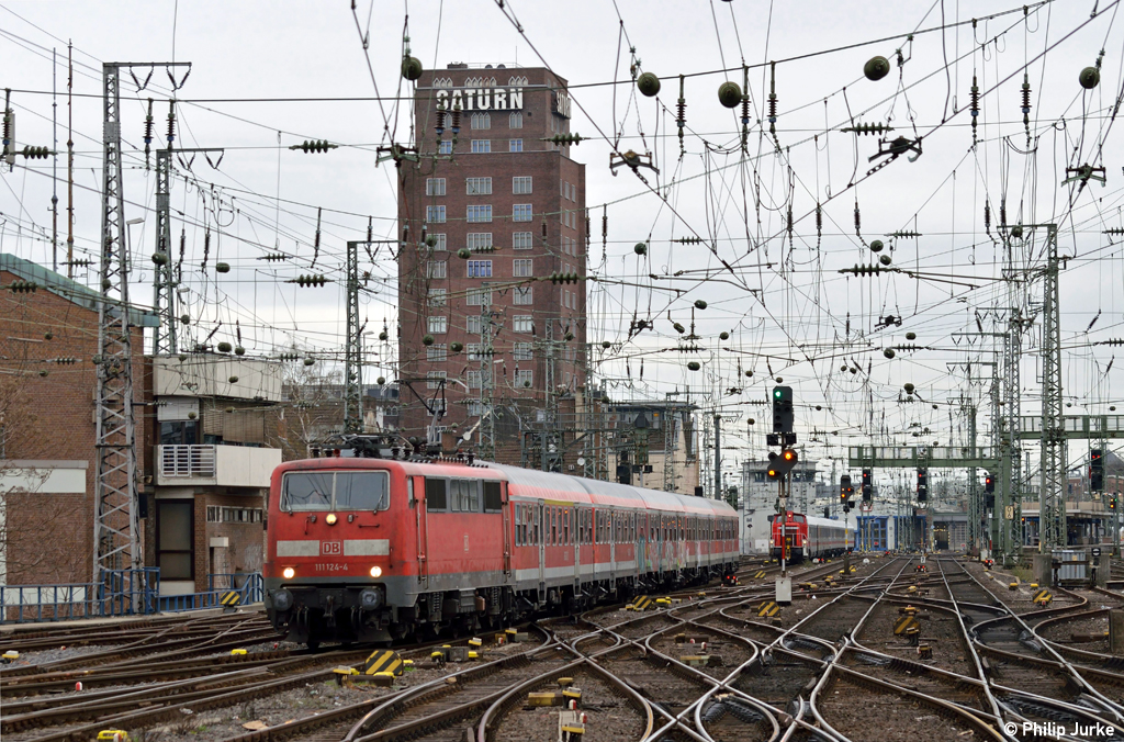 111 124-4 mit der RB 11112 von K�ln nach Wuppertal-Vohwinkel am 14.04.2013 bei der Einfahrt in den K�lner Hbf.