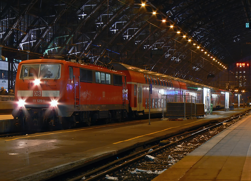 111 125-1 am RE9 in K�ln Hbf. 03.12.2010