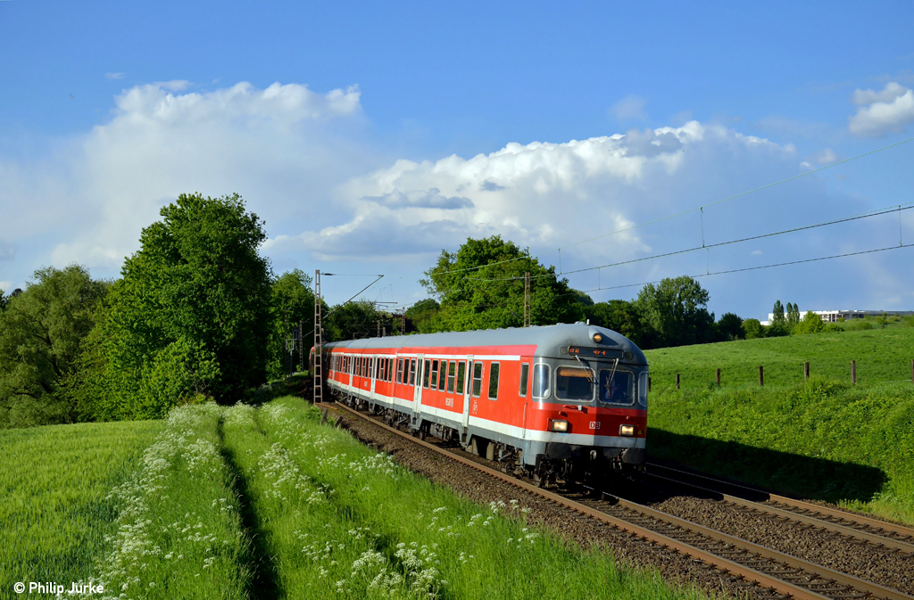 111 147-5 schiebt die RB 11131 von Wuppertal nach K�ln am 24.05.2013 bei Haan-Ellscheid.
