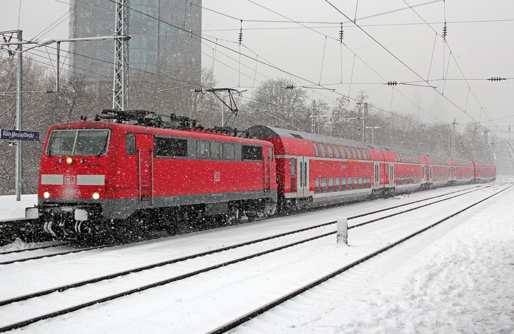 111 157-4 am RE7 im verschneiten K�ln Messe/Deutz am 07.12.2012
