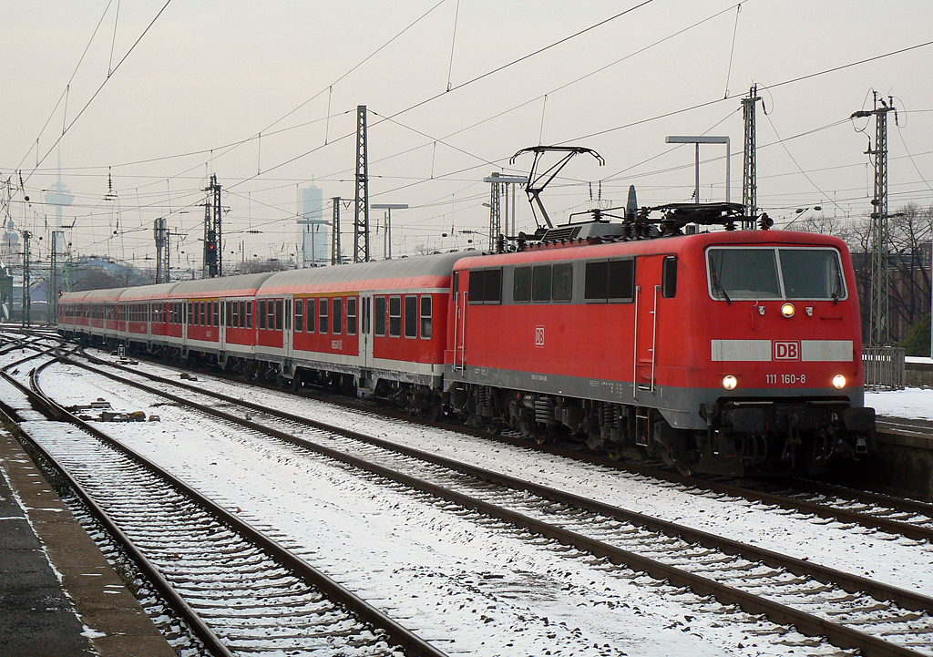 111 160-8 mit RE9 in K�ln Messe/Deutz am 03.12.2010