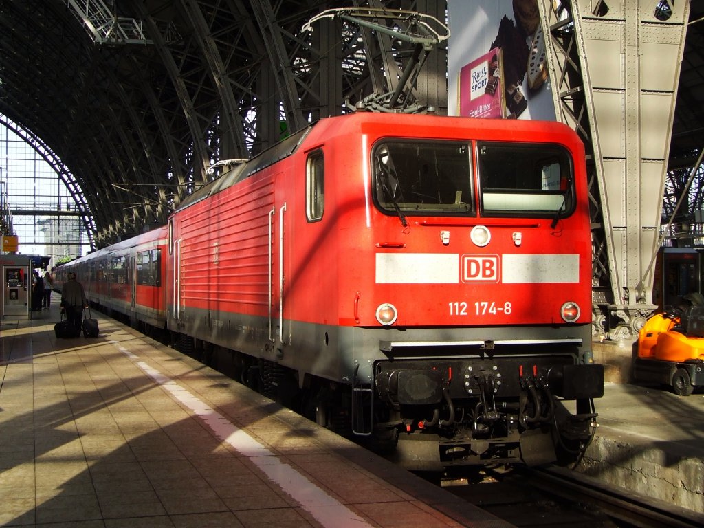 111 174-8 mit Nahverkehrszug in Frankfurt/Main Hbf am 12.07.2008.