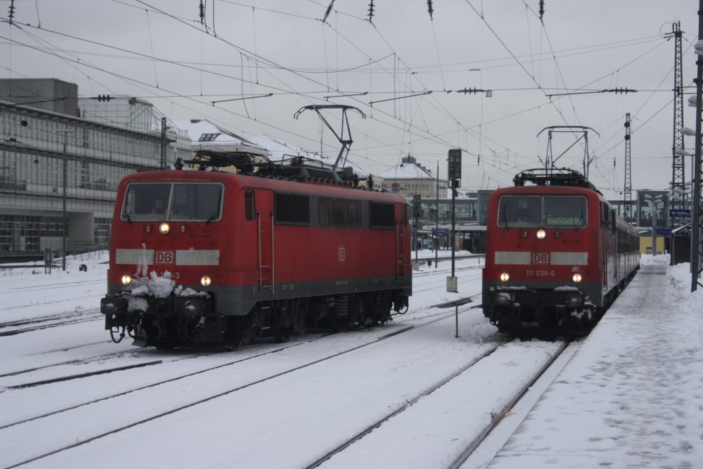111 1xx + 111 038 am 11.12.2010 im Bahnhof von Regensburg
