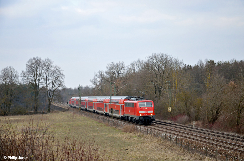 111 227- und 111 178-0 mit dem RE 4079 von Passau nach M�nchen am 01.04.2013 bei Feldmoching.