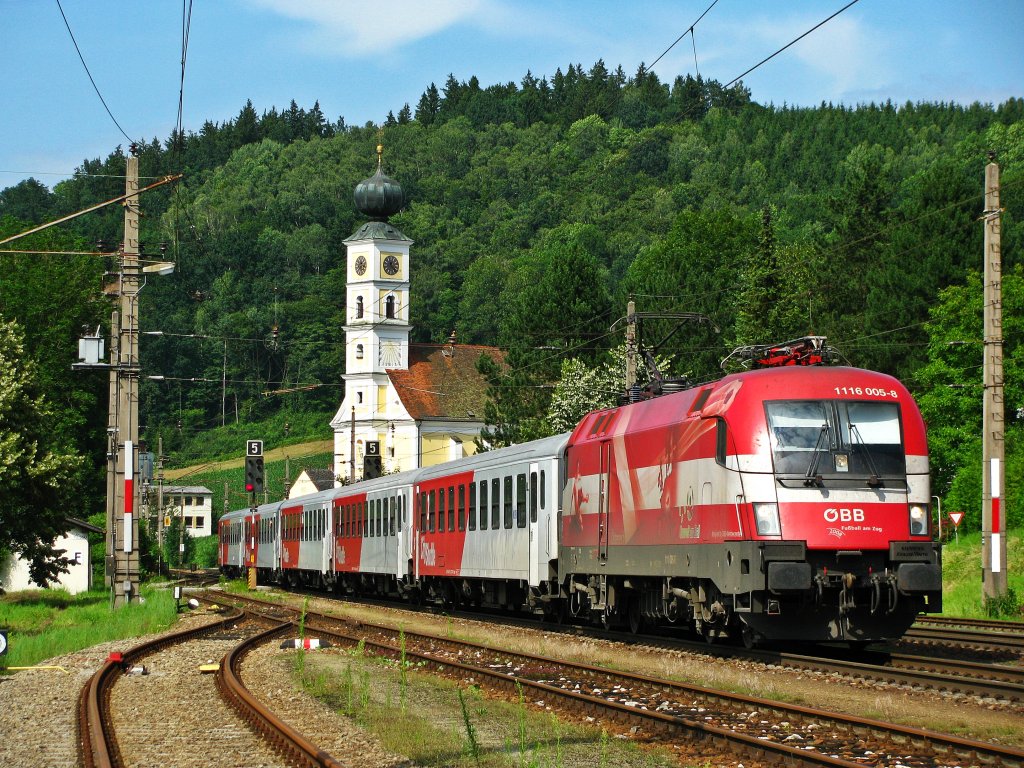 1116 005 Em Lok �sterreich kam als REX von Passau.
Aufgenommen in Wernstein ( A ) am 10.07.2009.