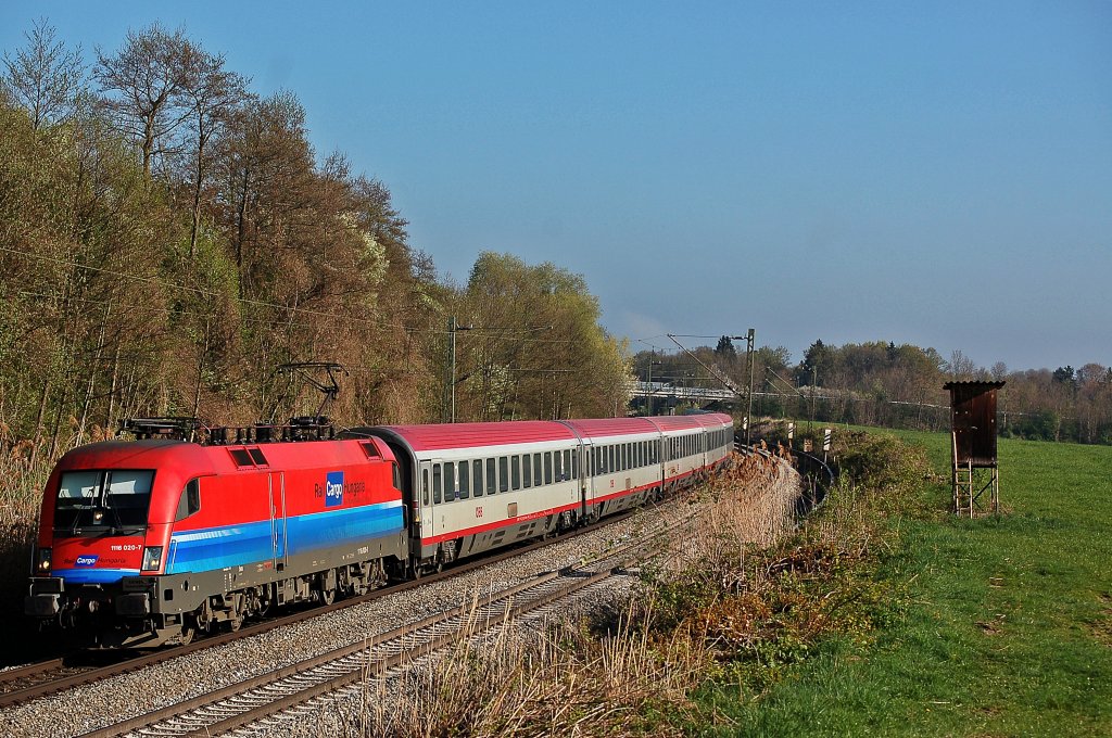 1116 020 ist mit dem EC 111 unterwegs nach Salzburg.
Aufgenommen am 16.04.2011 in Gutmart.