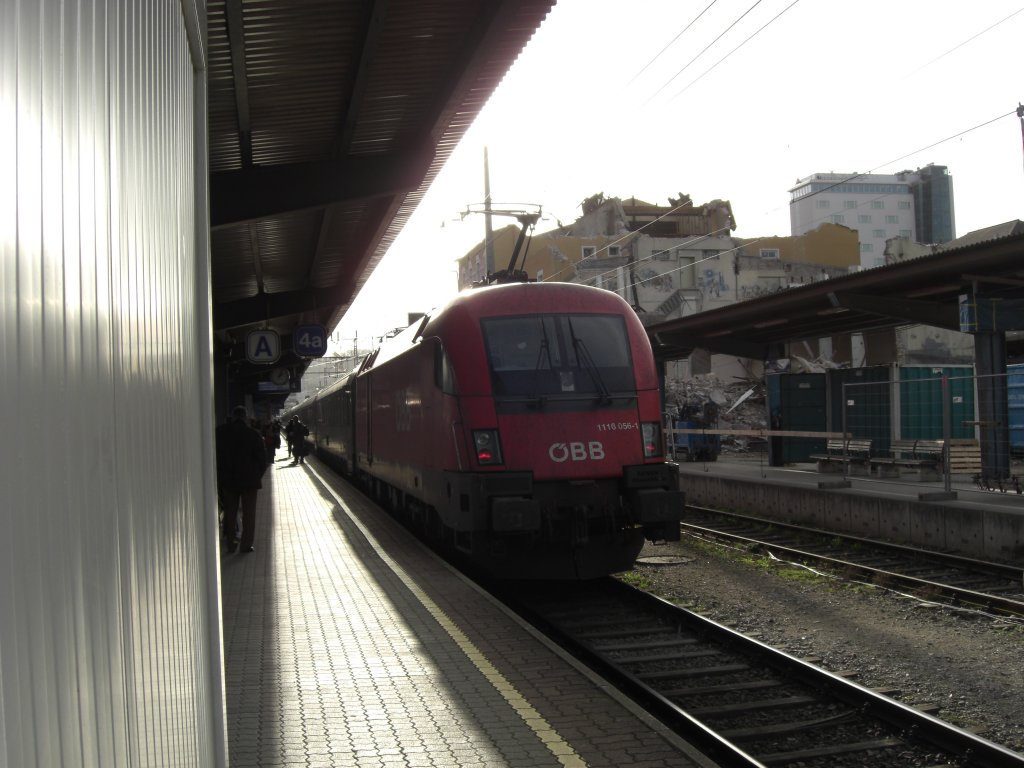 1116 056-1 im Salzburger Hauptbahnhof. Im Hintergrund das teilweise
schon abgerissene Bahnhofsgeb�ude.