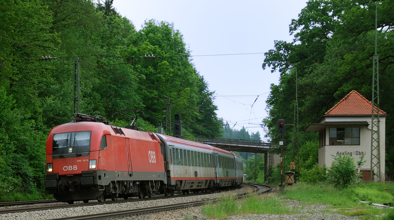 1116 101-5, aufgenommen im EC-Dienst, bei der Durchfahrt durch A�ling, am 01.06.10.