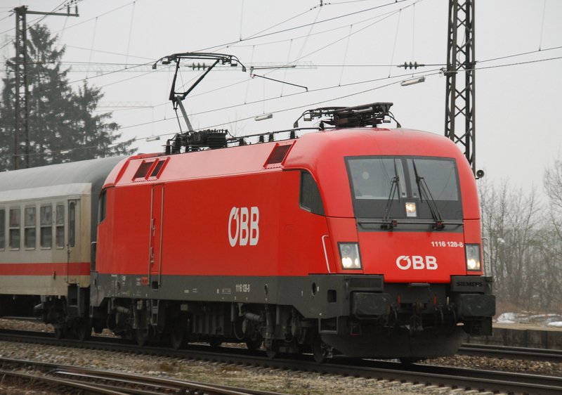1116 128-8, aufgenommen am 09.02.10, bei der Durchfahrt durch Gersthofen, Strecke Augsburg-Donauw�rth.