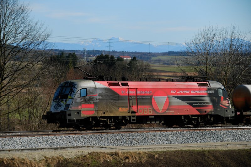 1116 246-8, der Bundesheer-Taurus, aufgenommen am 27.02.10, bei der Durchfahrt durch A�ling, Strecke M�nchen-Rosenheim.
