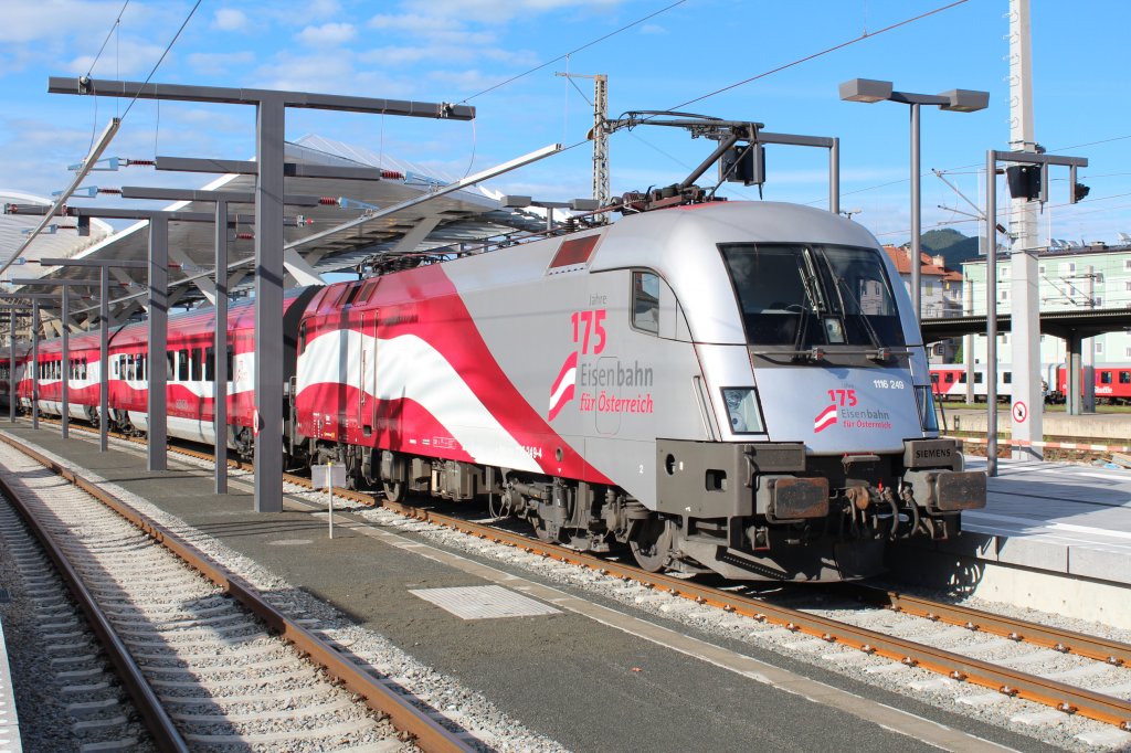1116 249-4 an der Spitze des Jubil�ums-Railjets. Abgelichtet am 13. Juli 2012 im Salzburger Hauptbahnhof.