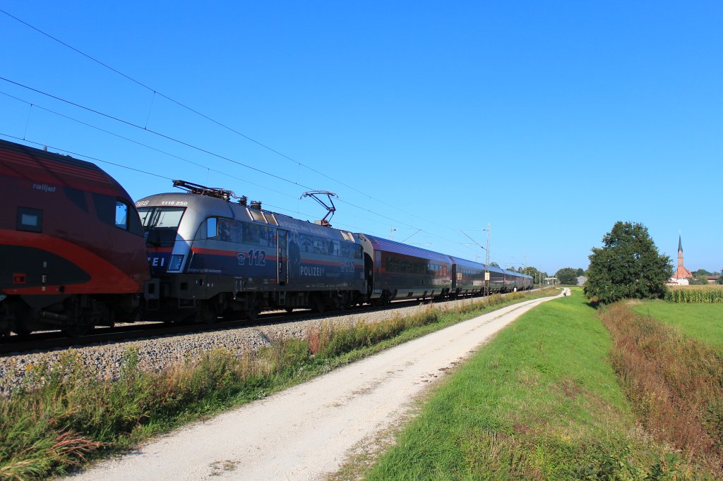 1116 250  Polizei-Lok  war am 9. September 2012 zwischen zwei Railjet-Garnituren eingereiht. Aufgenommen bei �bersee am Chiemsee.