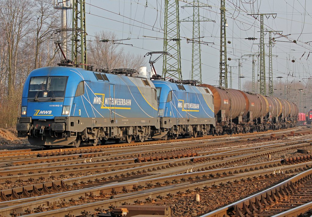 1116 912 und 1116 911 mit ihrem Gaskesselzug wieder auf dem R�ckweg aufgrund eines Gro�brandes in Unkel, der nachhaltig den Verkehr auf der rechten Rheinstrecke beeinflusste , Gremberg am 01.03.2011