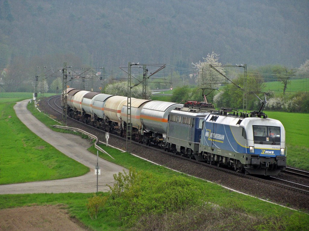 1116 912 MWB + 1142 579 SVG mit Keselwagen unterwegs nach Donauw�rth.
Augenommen am 21.04.2010 im Maintal.