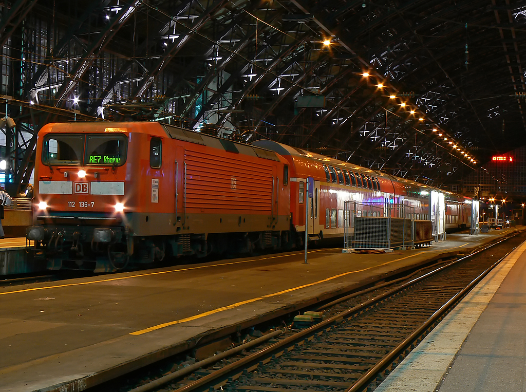 112 136-7 mit RE7 in K�ln Hbf am 14.11.2010