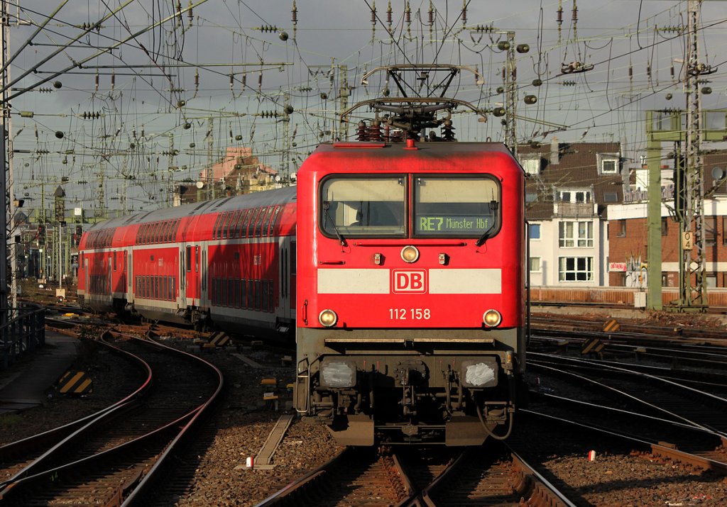 112 158 am RE7 bei der Einfahrt in K�ln Hbf am 10.12.2011
