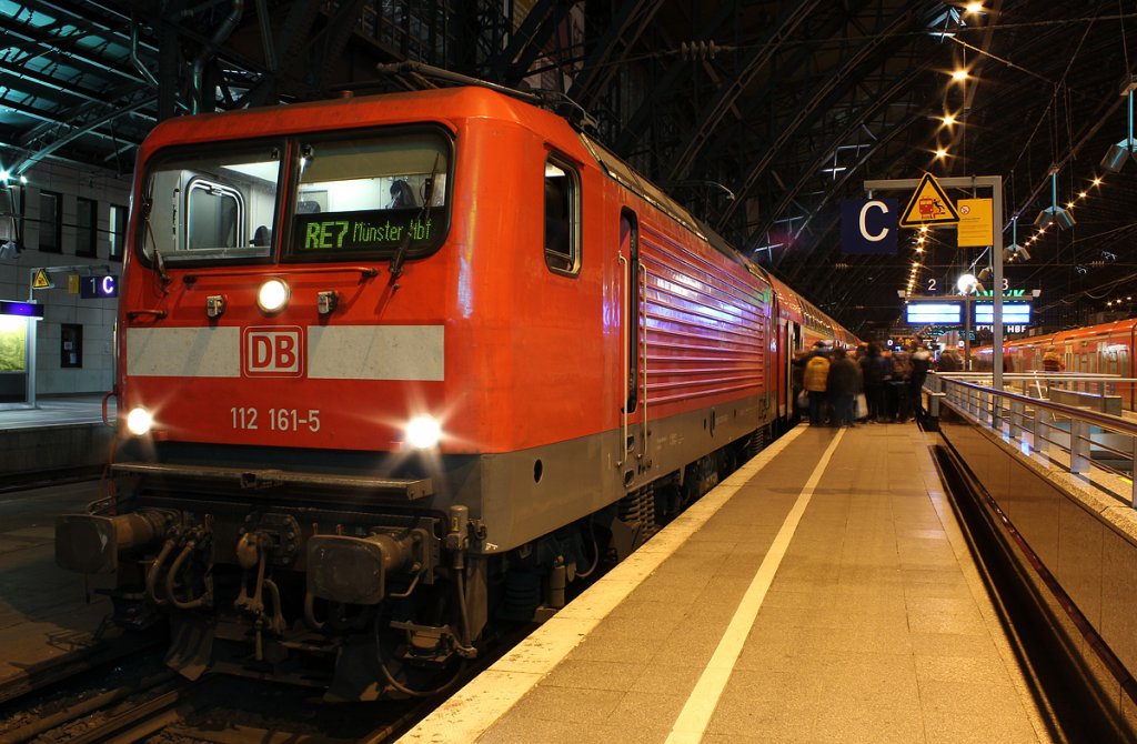 112 161-5 am RE7 in K�ln Hbf am 10.12.2011