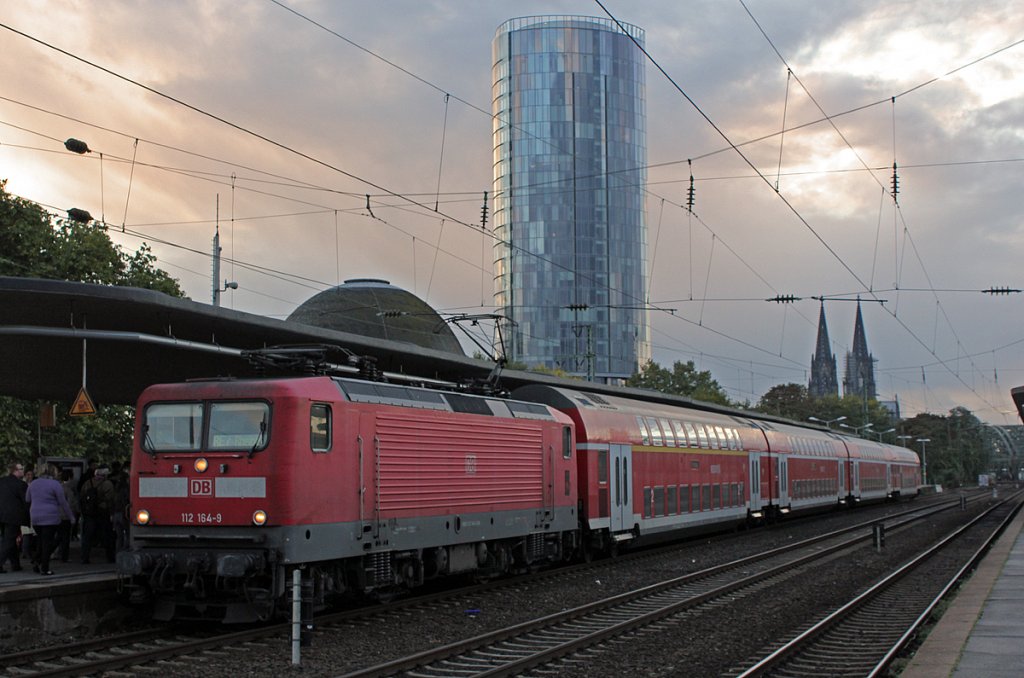 112 164-9 am RE7 in K�ln Messe/Deutz am 08.10.2011