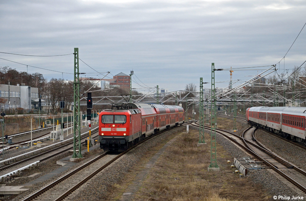 112 185-4 mit dem RE 18307 nach Elsterwerda am 30.12.2012 in Berlin-S�dkreuz.