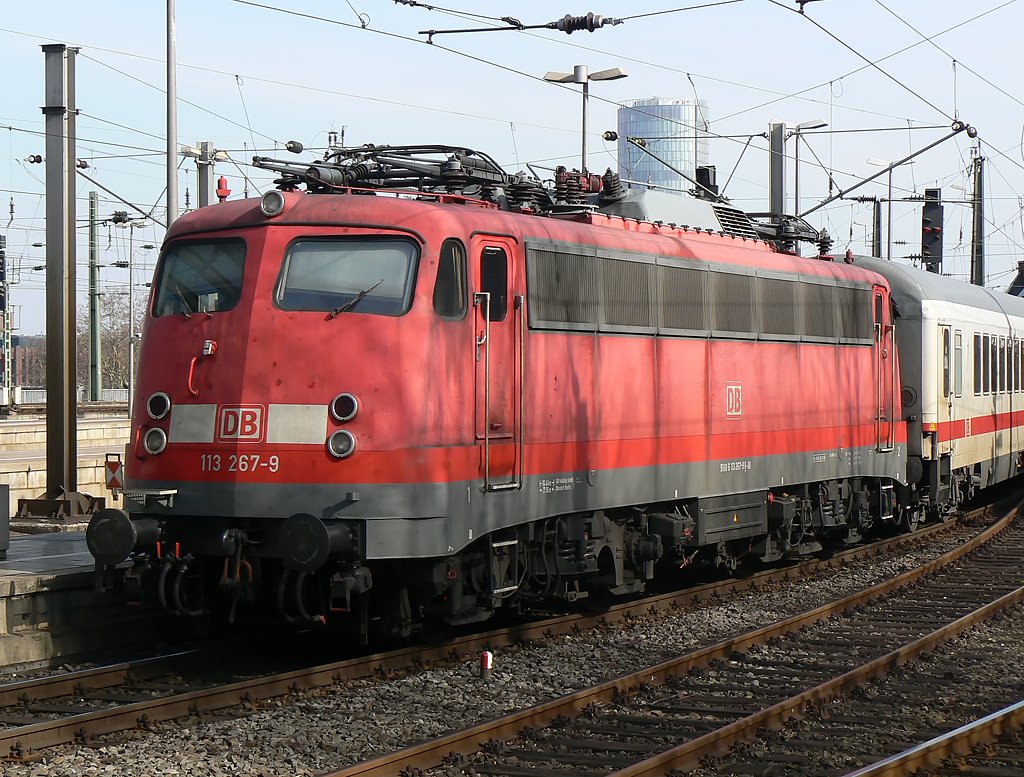 113 267-9 l�uft kalt am Zugende des IC2863 mit , hier der Nachschuss , K�ln Hbf 18.3.2010